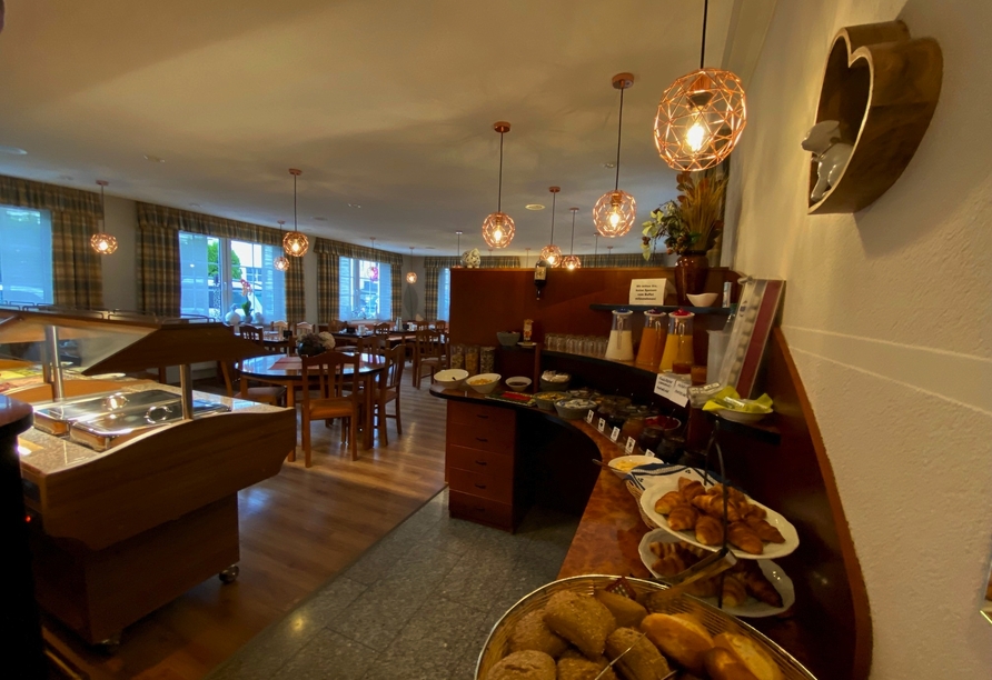 Stärken Sie sich mit einem reichhaltigen Frühstück für einen erlebnisreichen Tag.