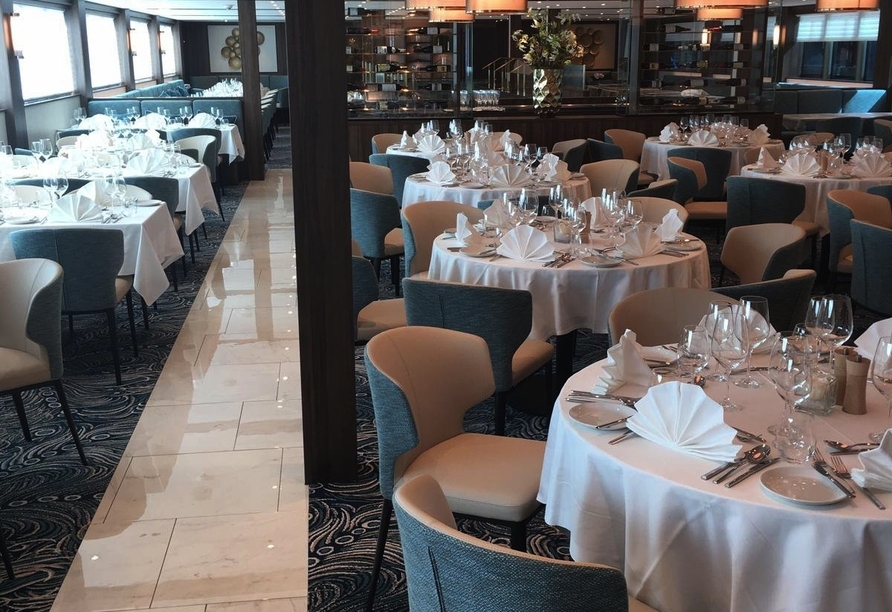 Lassen Sie sich im Restaurant an Bord kulinarisch verwöhnen.