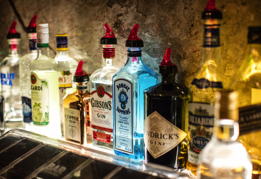 Lassen Sie sich an der Bar mit Ihrem Lieblingsgetränk verwöhnen.