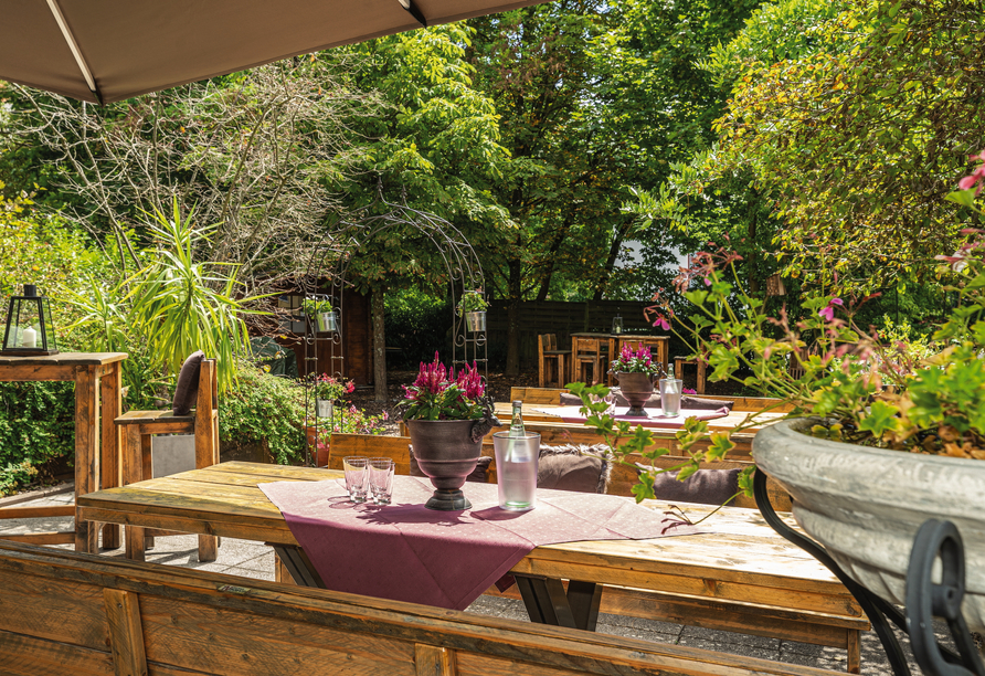 Genießen Sie an warmen Tagen die Zeit auf der grünen Terrasse Ihres Hotels.