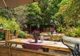 Genießen Sie an warmen Tagen die Zeit auf der grünen Terrasse Ihres Hotels.