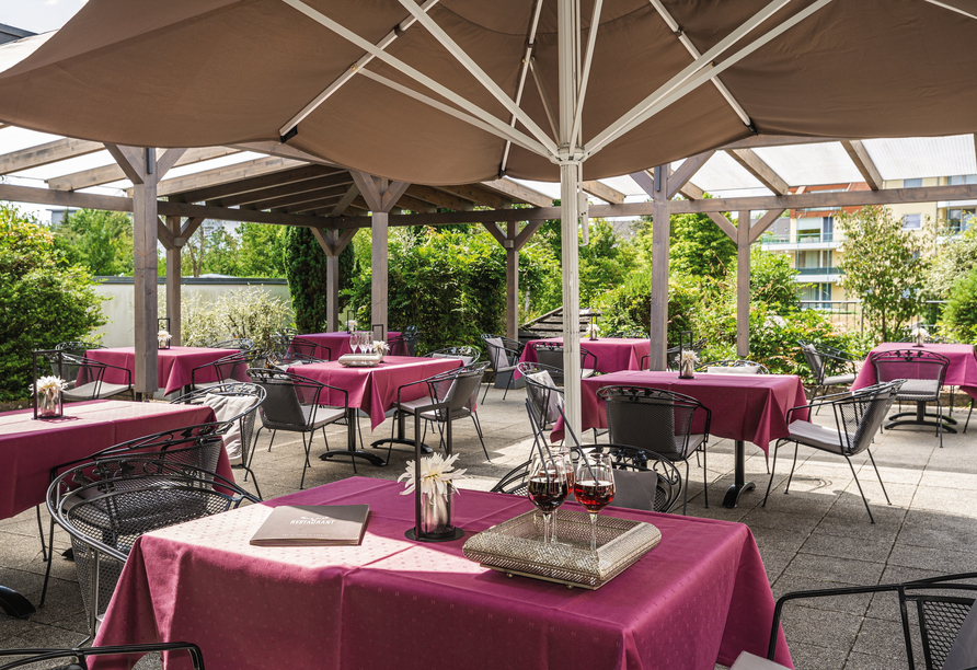Die Sommerterrasse lädt zu schönen Stunden im Freien ein.