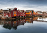Die kleine Stadt Rørvik fasziniert mit ihren vielen Holzhäusern.