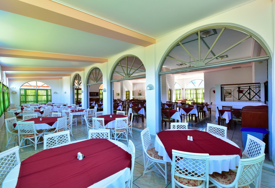 Genießen Sie griechische Köstlichkeiten im Restaurant.