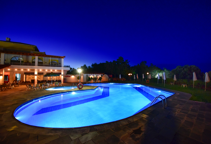 Der Pool des Hotels bietet eine ideale Abkühlung.