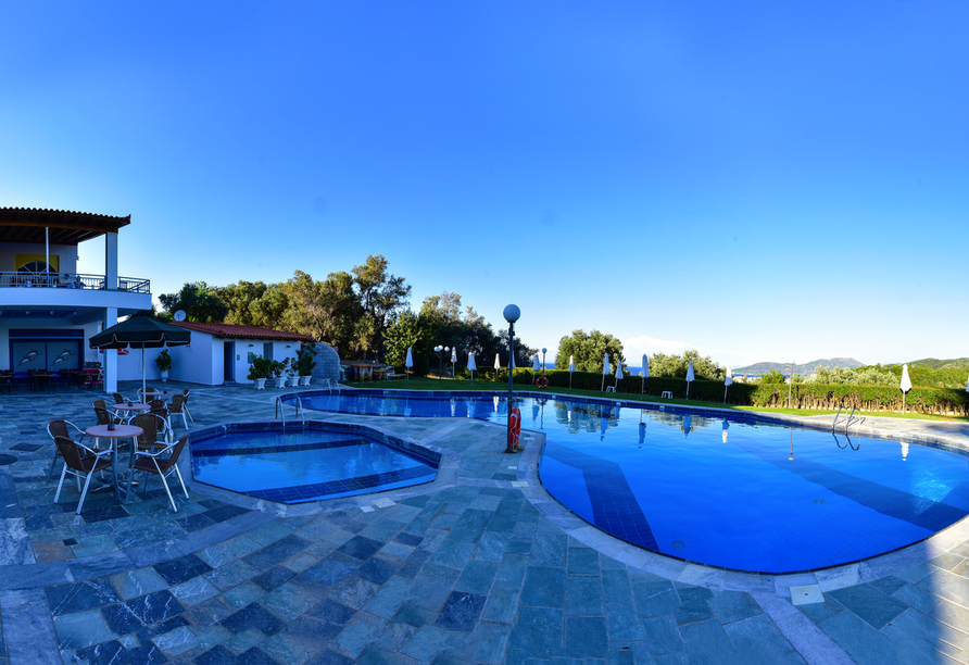 Der Außenpool mit Sonnenterrasse lädt zu entspannten Stunden ein.