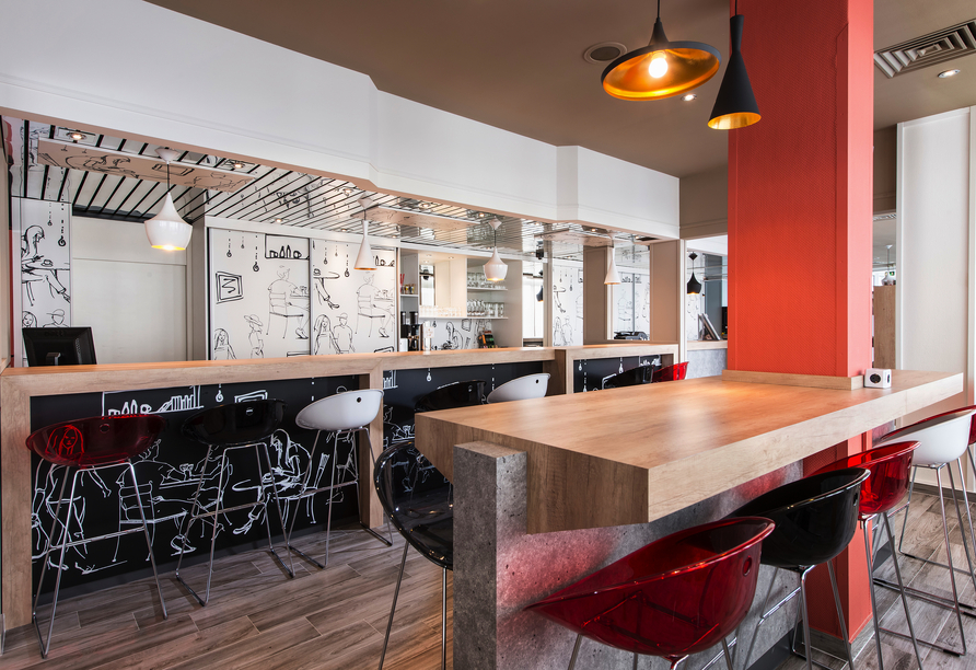 Genießen Sie ein Getränk an der Hotelbar.