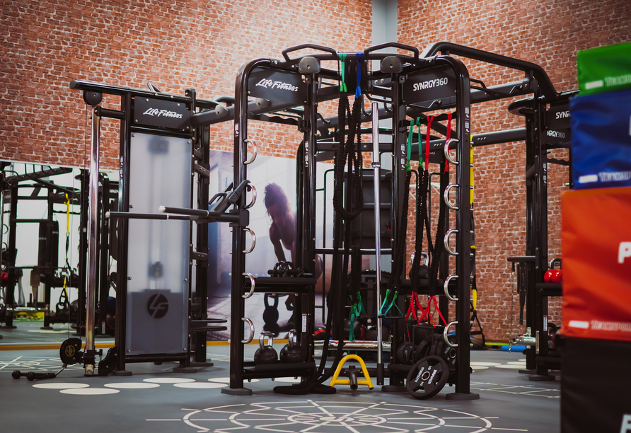 Powern Sie sich im 1.600 m² großen Fitnessbereich ordentlich aus!