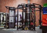Powern Sie sich im 1.600 m² großen Fitnessbereich ordentlich aus!