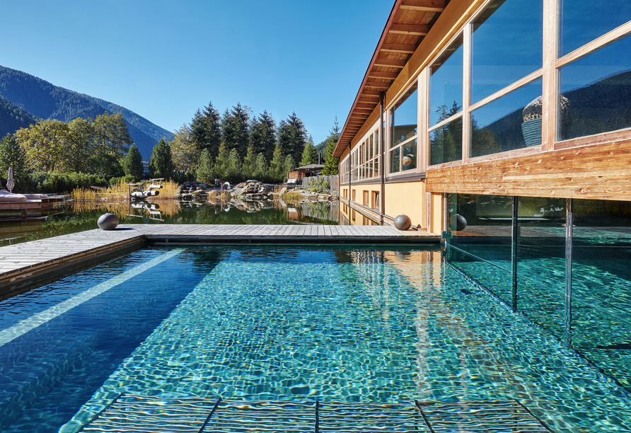 Genießen Sie das Wasser des Außenpools mit atemberaubenden Blicken auf die Natur.