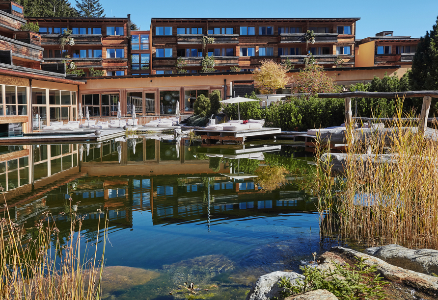 Schlendern Sie gemütlich am Naturbadeteich entlang.
