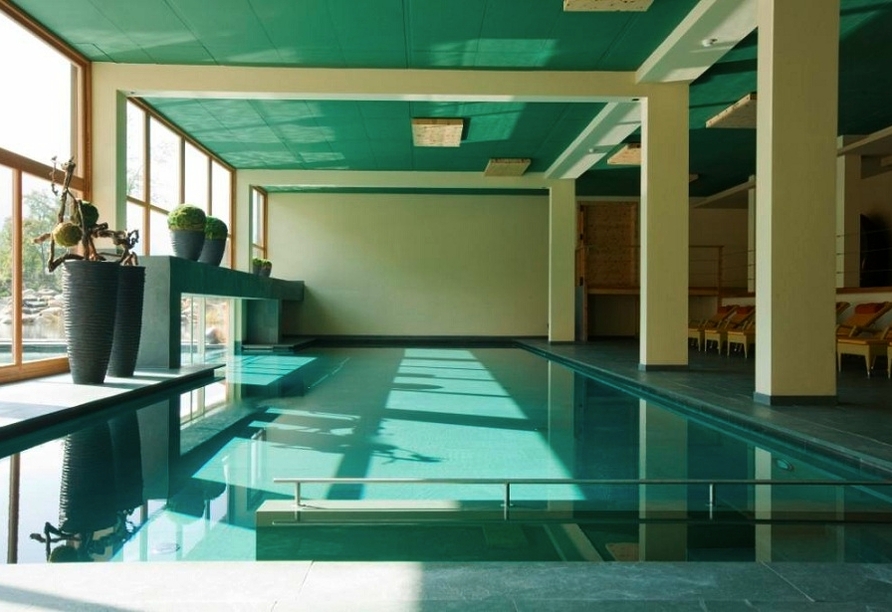 Das Hallenbad lädt Sie dazu ein, entspannt Ihre Bahnen zu ziehen.