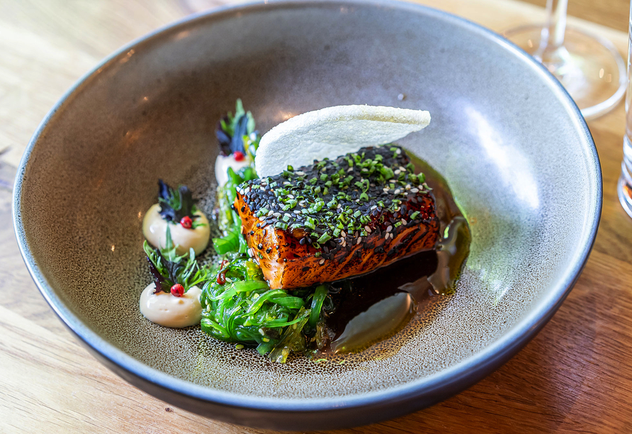 Im Waldhotel Tannenhäuschen erwarten Sie kulinarische Hochgenüsse mit saisonalen und regionalen Produkten. Hier isst auch das Auge mit.