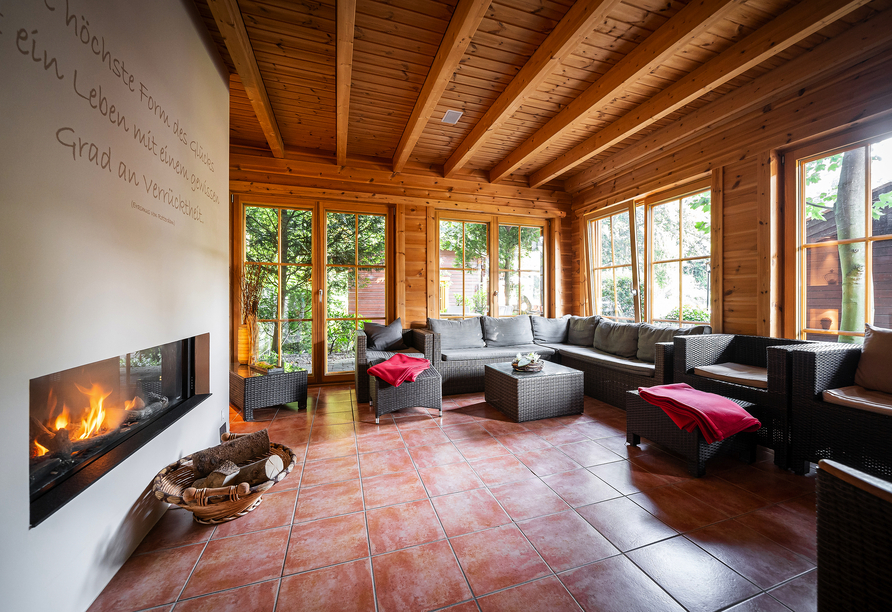 Entspannen Sie sich im Kaminzimmer.