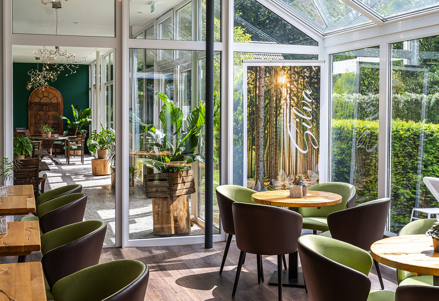 In einem einladenden Ambiente begrüßt Sie das Bistro des Hotels.