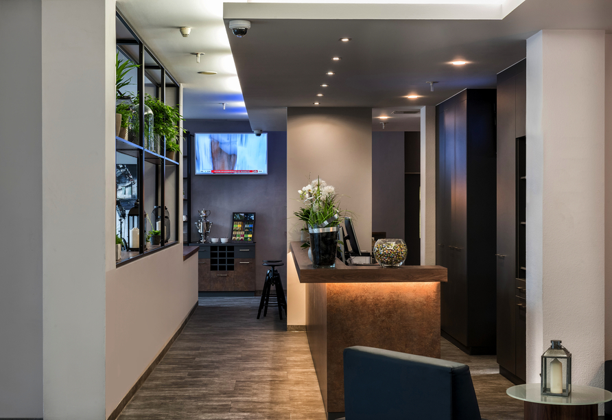 Das freundliche Servicepersonal an der Rezeption kümmert sich um Ihre Anliegen.