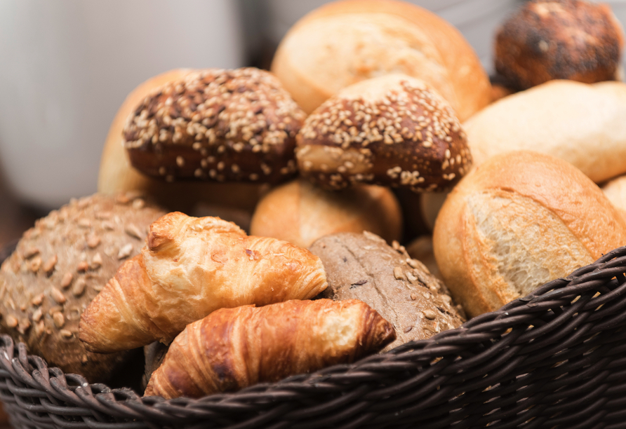 Stärken Sie sich morgens mit einem reichhaltigen Frühstück.