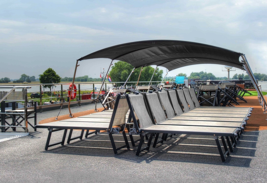 Das Sonnendeck bietet ausreichen Plätze, um den Ausblick auf die Umgebung zu genießen.