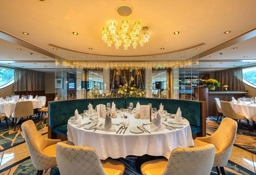 Genießen Sie köstliche Speisen im Restaurant.