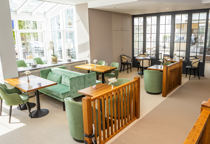 Das Seehotel Bistro erwartet Sie mit Kaffee und Kuchen sowie einer gemütlichen Sonnenterrasse.