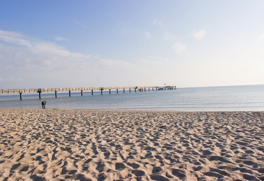 Freuen Sie sich auf den weiten Sandstrand, der nur wenige hundert Meter vom Hotel entfernt liegt.