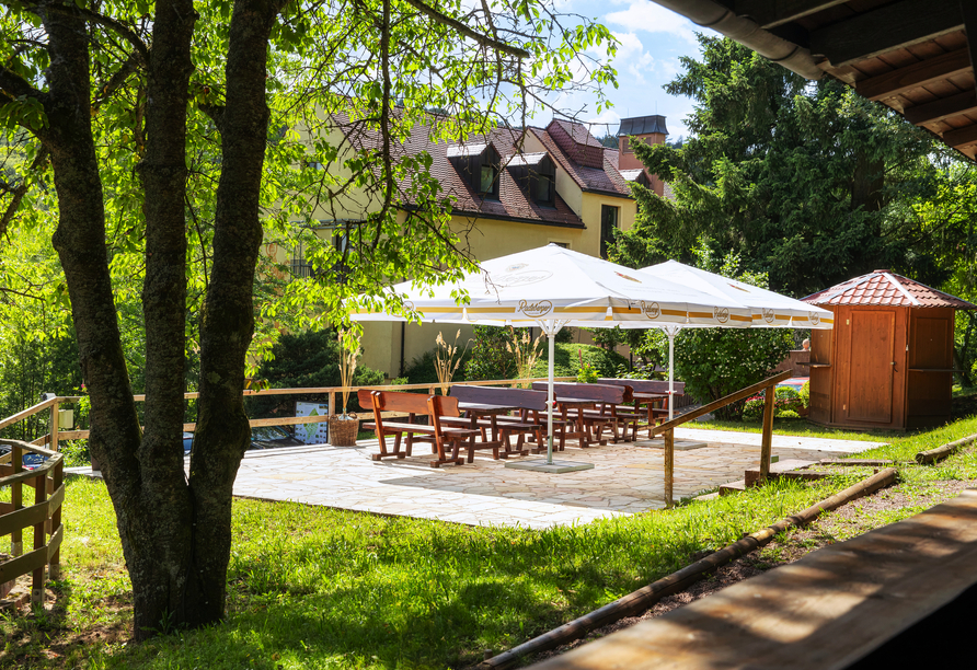 Bei sonnigem Wetter bietet die Außenterrasse ein schattiges Plätzchen.