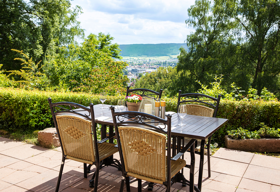 Machen Sie es sich auf der Hotelterrasse gemütlich und genießen Sie herrliche Ausblicke.
