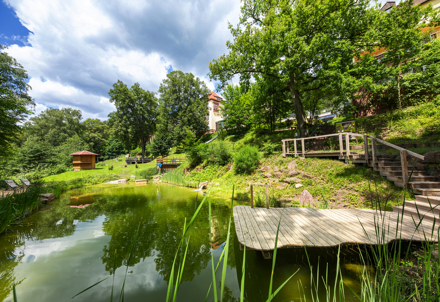 Das Hotel erwartet Sie mit einem Natur-Schwimmteich. 
