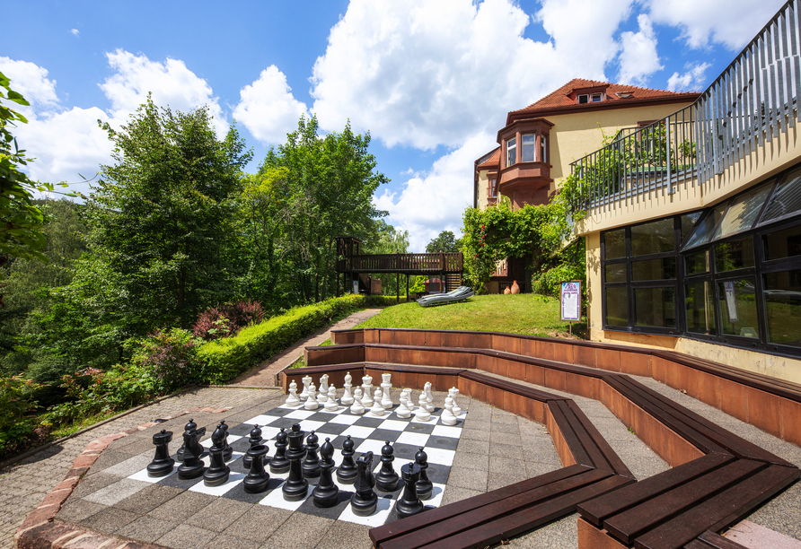 Im Garten lädt ein Schachfeld zu schönen Stunden ein.