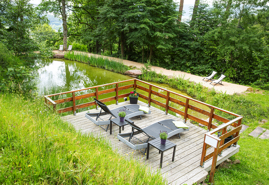 Am Natur-Schwimmteich gibt es schöne Plätze zum Entspannen.