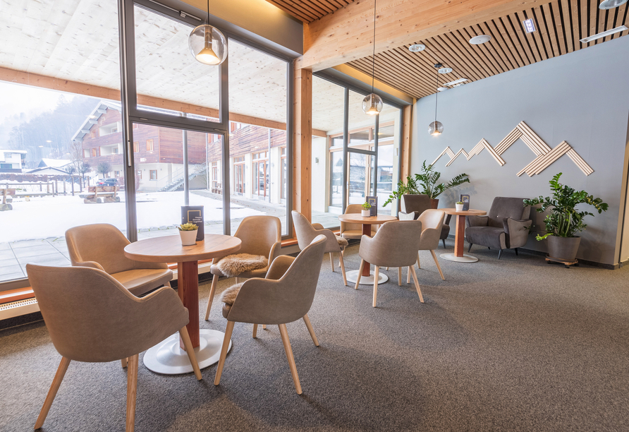 Die Lobby des JUFA Hotels Montafon