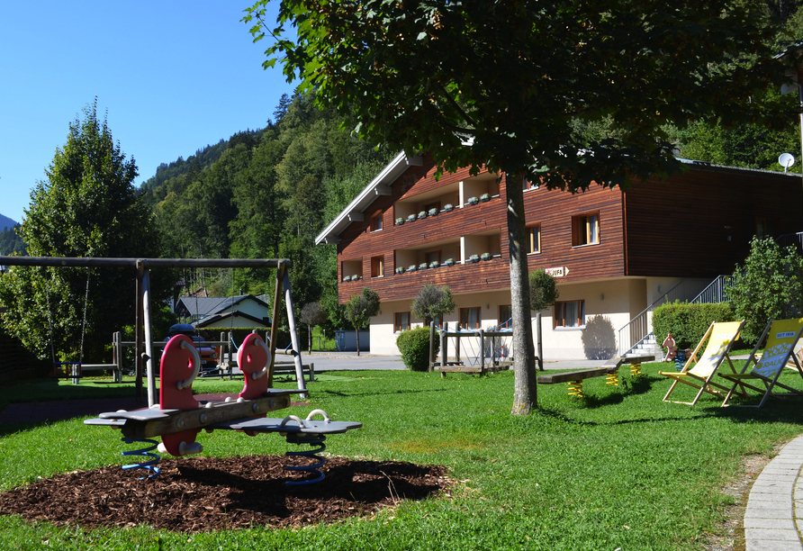 Spielplatz auf dem Gelände des JUFA Hotels Montafon