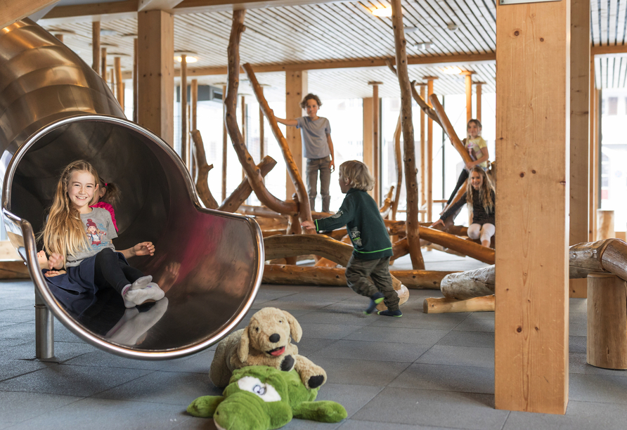 Die großzügige Indoor-Erlebnisspielwelt des JUFA Hotels Montafon