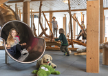 Die großzügige Indoor-Erlebnisspielwelt des JUFA Hotels Montafon