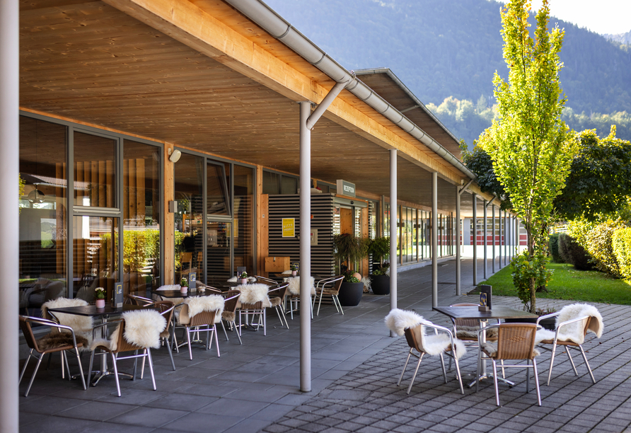 An warmen Sommertagen lädt der Außenbereich Ihres JUFA Hotels zum Verweilen ein.