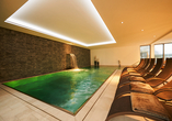 Schwimmen Sie im eleganten Hallenbad.