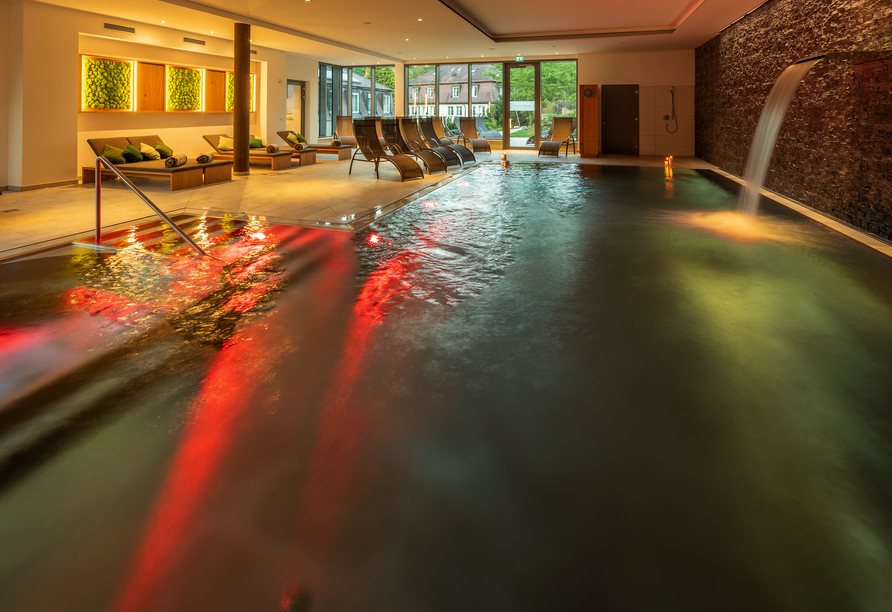 Das Hallenbad erstrahlt in stimmungsvoller Beleuchtung.