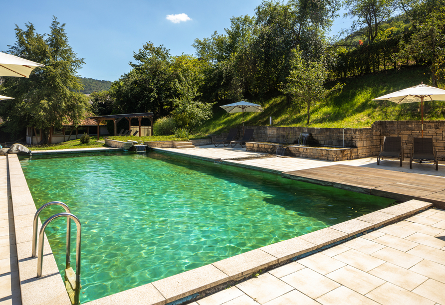 Genießen Sie schöne Stunden im Natur-Außenpool des Hotels. 