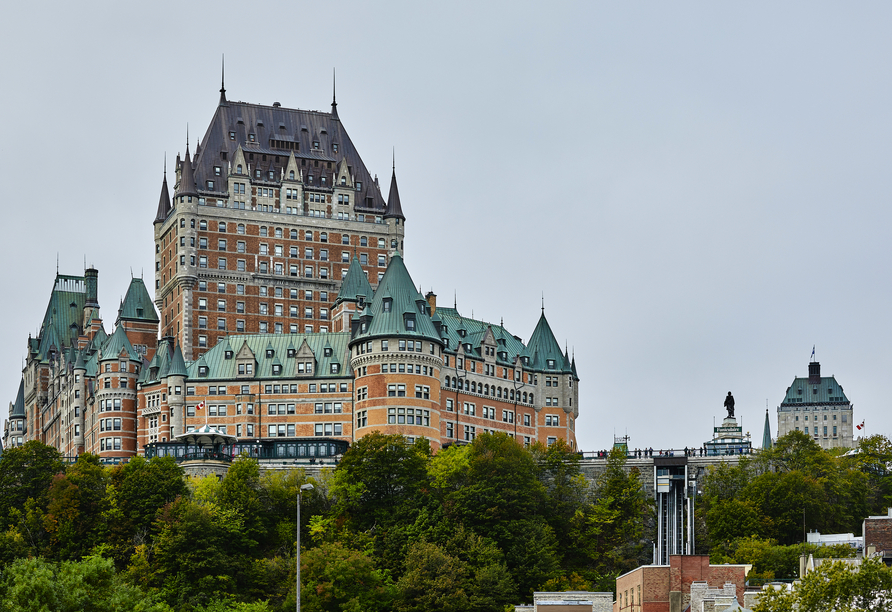 Bei einem Stadtrundgang sehen Sie das Château Frontenac von außen.