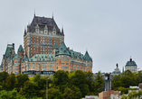 Bei einem Stadtrundgang sehen Sie das Château Frontenac von außen.