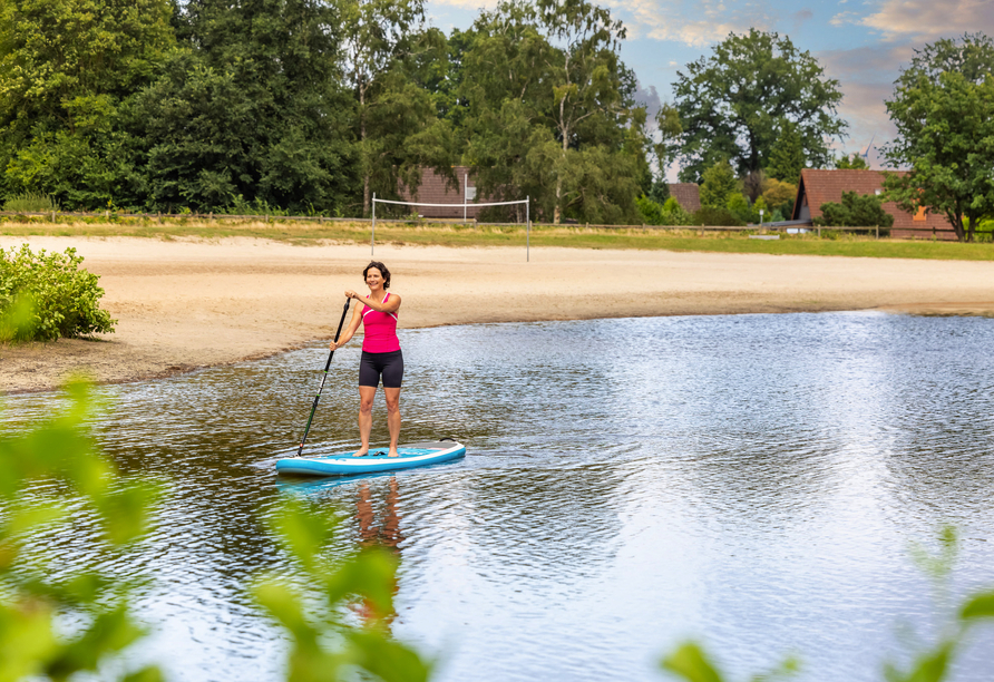 Der herrliche Natursee Ihres Resorts lädt im Sommer zum Baden und Stand-up-Paddling ein.