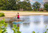 Der herrliche Natursee Ihres Resorts lädt im Sommer zum Baden und Stand-up-Paddling ein.
