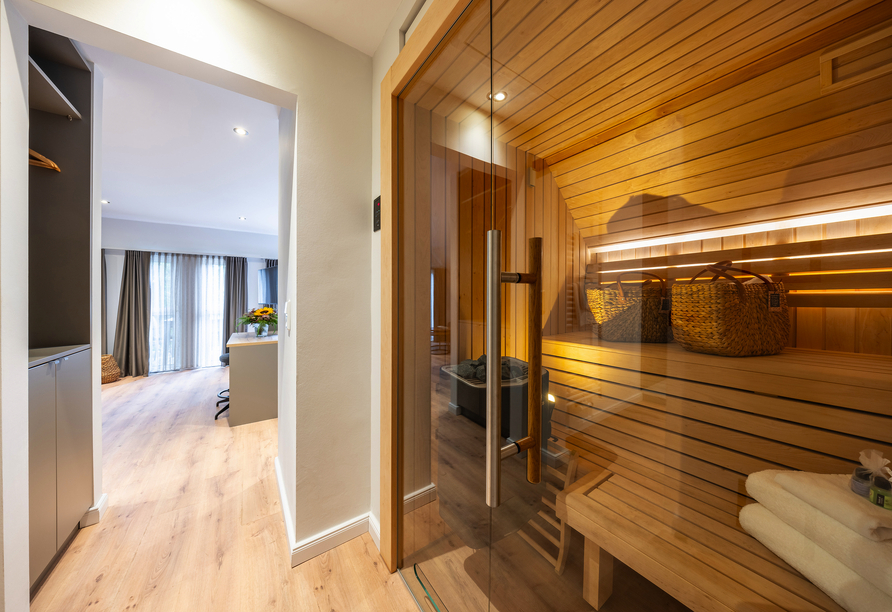 Entspannen Sie in der gemütlichen Sauna Ihres Resorts.