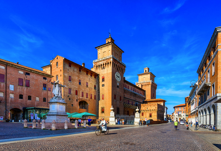 Historische Fassaden und das Castello Estense erzählen von Ferraras glanzvoller Vergangenheit.