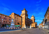 Historische Fassaden und das Castello Estense erzählen von Ferraras glanzvoller Vergangenheit.