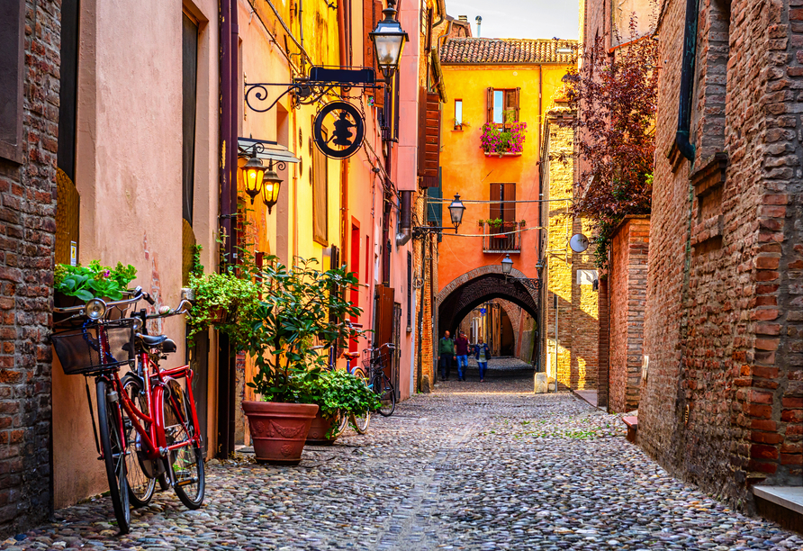 Schlendern Sie durch die malerischen Gassen Ferraras und genießen Sie das besondere Flair der Renaissance-Stadt.