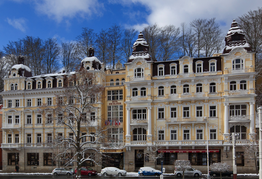 Außenansicht des Hotels Excelsior im Winter
