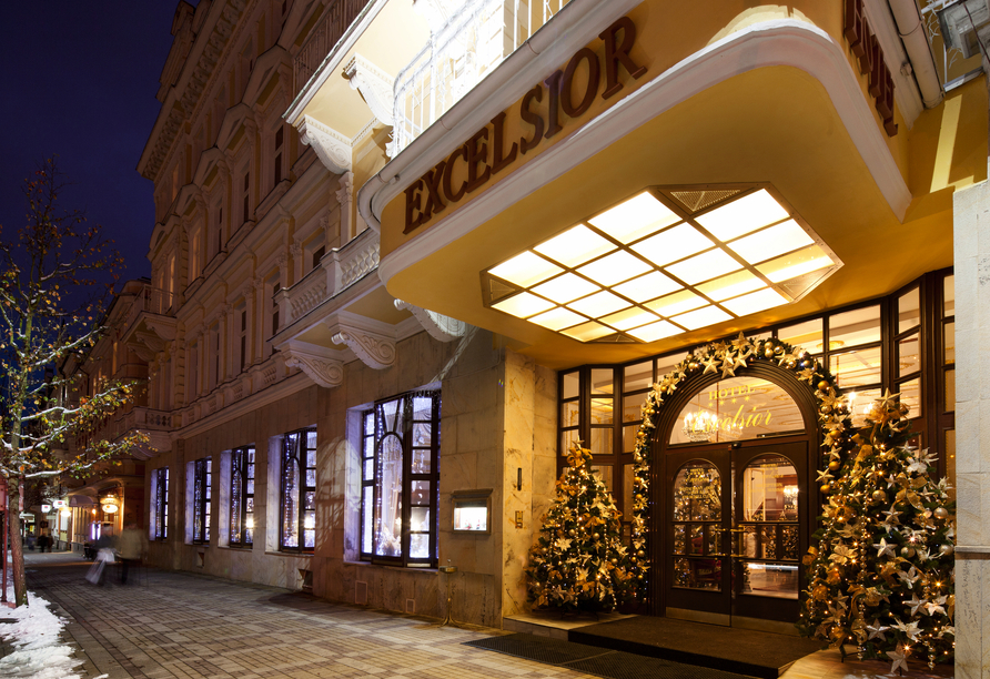 Festlich geschmückt begrüßt Sie das Hotel Excelsior.