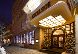 Festlich geschmückt begrüßt Sie das Hotel Excelsior.