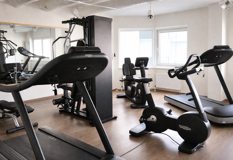 Powern Sie sich im Fitnessraum aus.